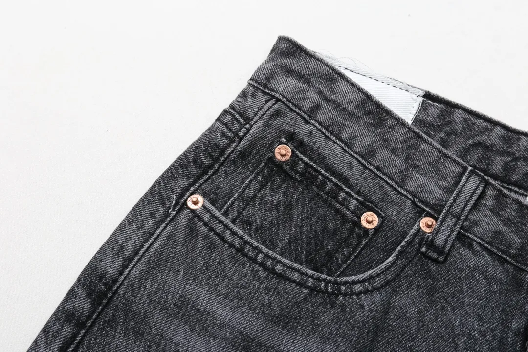 P230 model number: D218 GALLERY DEPT & Chrome hearts. Spliced cross loose washed flared jeans to truly restore the ultimate vintage texture. The original hardware accessories, washed and other elevators, QR code analysis are all purchased from the original factory, with high degree of restoration. You are welcome to compare the products~ Three-dimensional version, loose and comfortable, not picky about the figure, taller and slimmer, factory Seiko, original quality control, same style for men and women, can be matched with couples, versatile recommendation, must-have jeans for all seasons Trendy people have been disappointed. From the quality selection of fabrics, the tailoring of details, and the matching of patterns, everything is impeccable! The upper body is so handsome when worn...it can be easily worn by men, women and children! The craftsmanship uses heavy-duty washed pure cotton denim fabric. After washing, it is soft and thick. It is very stylish when worn on the body. Size: 28, 30, 32, 34, 36 (S-XXL) Color: Stitching